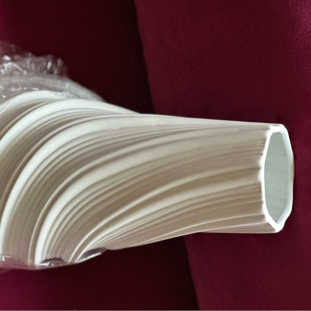 Sandro textured vase - Picture 6 of 10